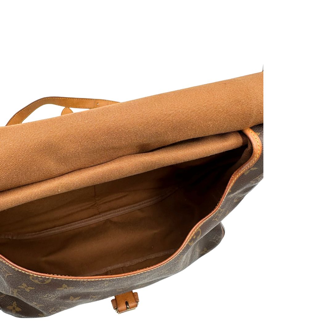 Interno di una Borsa Saumur 35 Louis Vuitton in canvas marrone monogram con finiture in vacchetta naturale e parti metalliche dorate; da indossare a tracolla. Originale, usata, di lusso, in ottime condizioni