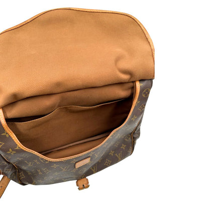 Interno di una Borsa Saumur 35 Louis Vuitton in canvas marrone monogram con finiture in vacchetta naturale e parti metalliche dorate; da indossare a tracolla. Originale, usata, di lusso, in ottime condizioni