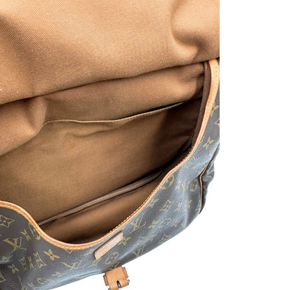 Interno di una Borsa Saumur 35 Louis Vuitton in canvas marrone monogram con finiture in vacchetta naturale e parti metalliche dorate; da indossare a tracolla. Originale, usata, di lusso, in ottime condizioni
