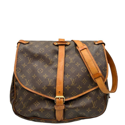 Fronte di una Borsa Saumur 35 Louis Vuitton in canvas marrone monogram con finiture in vacchetta naturale e parti metalliche dorate; da indossare a tracolla. Originale, usata, di lusso, in ottime condizioni
