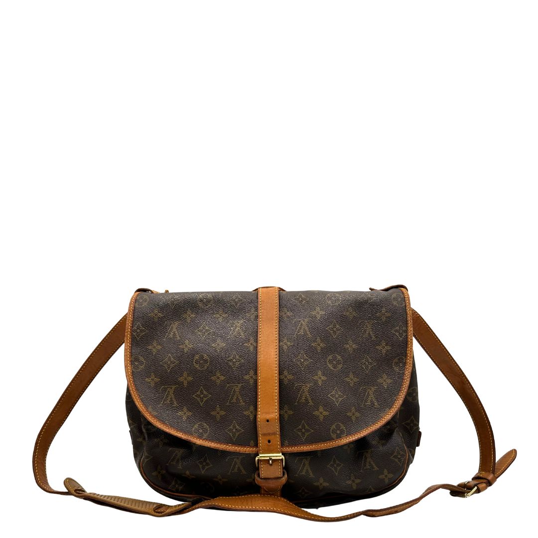 Retro di una Borsa Saumur 35 Louis Vuitton in canvas marrone monogram con finiture in vacchetta naturale e parti metalliche dorate; da indossare a tracolla. Originale, usata, di lusso, in ottime condizioni