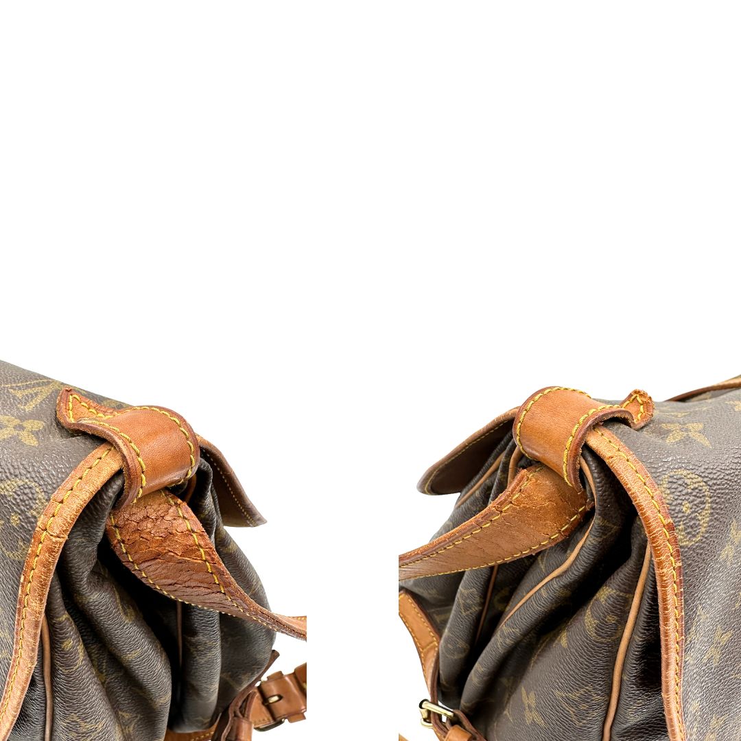 Lati superiori di una Borsa Saumur 35 Louis Vuitton in canvas marrone monogram con finiture in vacchetta naturale e parti metalliche dorate; da indossare a tracolla. Originale, usata, di lusso, in ottime condizioni