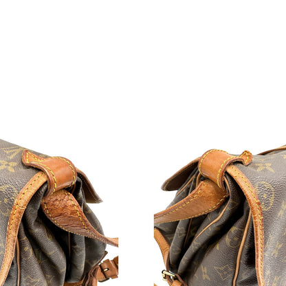 Lati superiori di una Borsa Saumur 35 Louis Vuitton in canvas marrone monogram con finiture in vacchetta naturale e parti metalliche dorate; da indossare a tracolla. Originale, usata, di lusso, in ottime condizioni