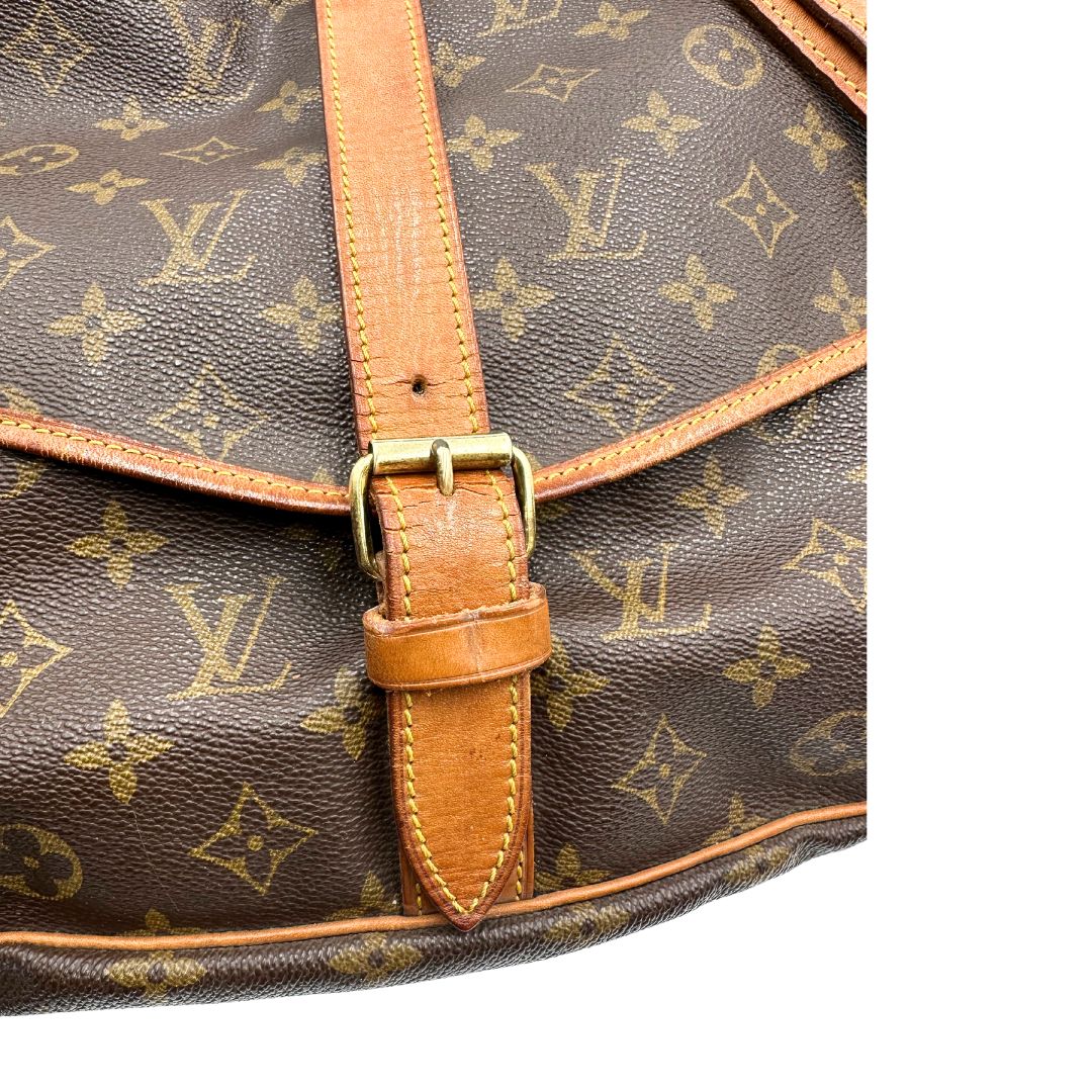Borsa Saumur 35 Louis Vuitton in canvas marrone monogram con finiture in vacchetta naturale e parti metalliche dorate; da indossare a tracolla. Originale, usata, di lusso, in ottime condizioni