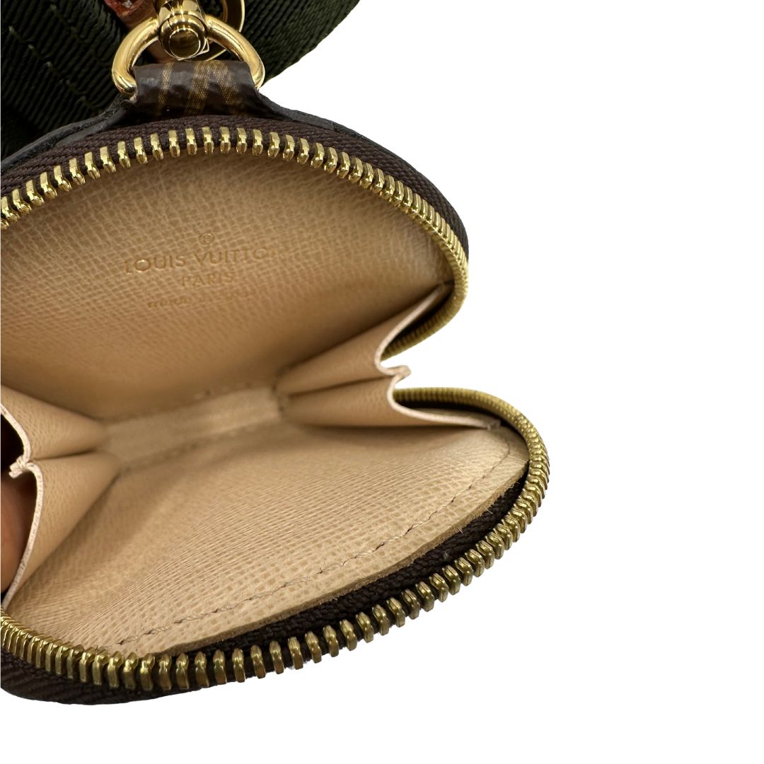 Iconica Multi Pochette Accessoires Louis Vuitton in canvas marrone monogram con dettagli in vacchetta naturale, manico in catena dorata e tracolla in tessuto Jacquard verde kaki. Dotata del classico mini portamonete rotondo, rimovibile. Originale, usata, di lusso, in ottime condizioni