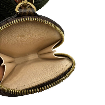 Iconica Multi Pochette Accessoires Louis Vuitton in canvas marrone monogram con dettagli in vacchetta naturale, manico in catena dorata e tracolla in tessuto Jacquard verde kaki. Dotata del classico mini portamonete rotondo, rimovibile. Originale, usata, di lusso, in ottime condizioni