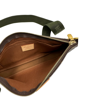 Interno del'Iconica Multi Pochette Accessoires Louis Vuitton in canvas marrone monogram con dettagli in vacchetta naturale, manico in catena dorata e tracolla in tessuto Jacquard verde kaki. Dotata del classico mini portamonete rotondo, rimovibile. Originale, usata, di lusso, in ottime condizioni