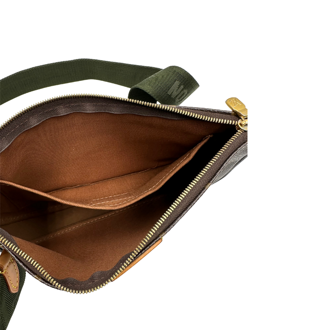 Interno del'Iconica Multi Pochette Accessoires Louis Vuitton in canvas marrone monogram con dettagli in vacchetta naturale, manico in catena dorata e tracolla in tessuto Jacquard verde kaki. Dotata del classico mini portamonete rotondo, rimovibile. Originale, usata, di lusso, in ottime condizioni