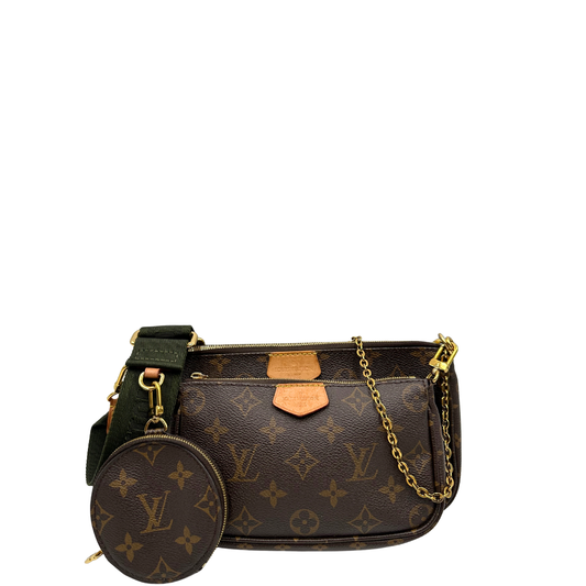 Front di un Iconica Multi Pochette Accessoires Louis Vuitton in canvas marrone monogram con dettagli in vacchetta naturale, manico in catena dorata e tracolla in tessuto Jacquard verde kaki. Dotata del classico mini portamonete rotondo, rimovibile. Originale, usata, di lusso, in ottime condizioni