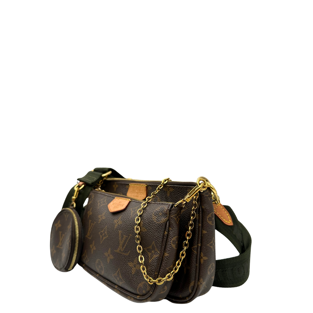 Lato sinistro del'Iconica Multi Pochette Accessoires Louis Vuitton in canvas marrone monogram con dettagli in vacchetta naturale, manico in catena dorata e tracolla in tessuto Jacquard verde kaki. Dotata del classico mini portamonete rotondo, rimovibile. Originale, usata, di lusso, in ottime condizioni