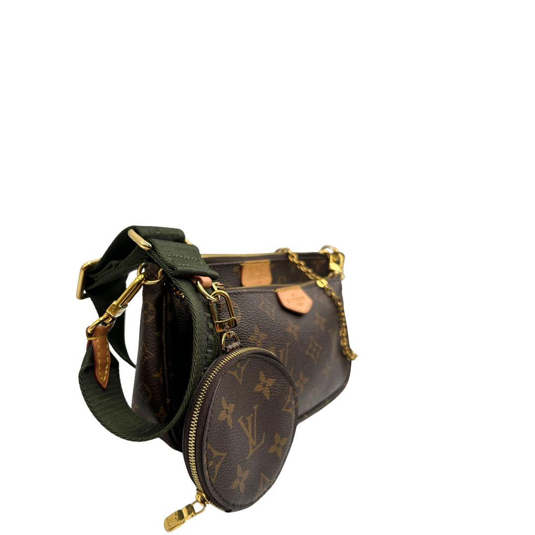 Lato destro del'Iconica Multi Pochette Accessoires Louis Vuitton in canvas marrone monogram con dettagli in vacchetta naturale, manico in catena dorata e tracolla in tessuto Jacquard verde kaki. Dotata del classico mini portamonete rotondo, rimovibile. Originale, usata, di lusso, in ottime condizioni