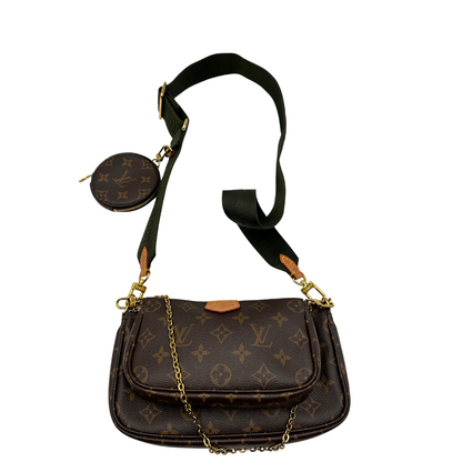 Iconica Multi Pochette Accessoires Louis Vuitton in canvas marrone monogram con dettagli in vacchetta naturale, manico in catena dorata e tracolla in tessuto Jacquard verde kaki. Dotata del classico mini portamonete rotondo, rimovibile. Originale, usata, di lusso, in ottime condizioni