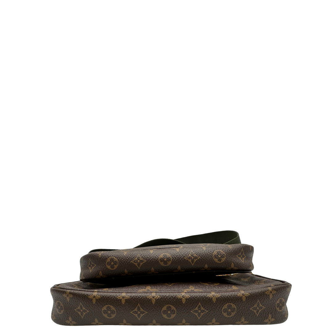 Base del'Iconica Multi Pochette Accessoires Louis Vuitton in canvas marrone monogram con dettagli in vacchetta naturale, manico in catena dorata e tracolla in tessuto Jacquard verde kaki. Dotata del classico mini portamonete rotondo, rimovibile. Originale, usata, di lusso, in ottime condizioni