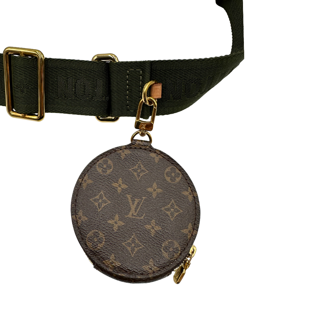 Iconica Multi Pochette Accessoires Louis Vuitton in canvas marrone monogram con dettagli in vacchetta naturale, manico in catena dorata e tracolla in tessuto Jacquard verde kaki. Dotata del classico mini portamonete rotondo, rimovibile. Originale, usata, di lusso, in ottime condizioni