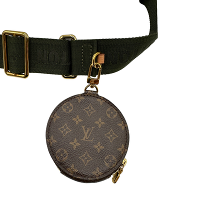 Iconica Multi Pochette Accessoires Louis Vuitton in canvas marrone monogram con dettagli in vacchetta naturale, manico in catena dorata e tracolla in tessuto Jacquard verde kaki. Dotata del classico mini portamonete rotondo, rimovibile. Originale, usata, di lusso, in ottime condizioni