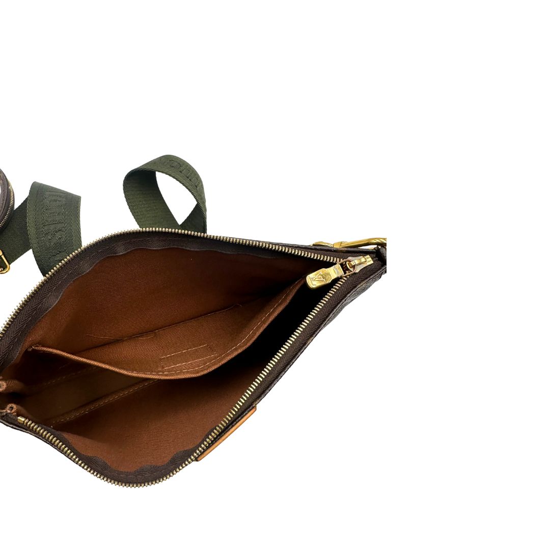 Interno del'Iconica Multi Pochette Accessoires Louis Vuitton in canvas marrone monogram con dettagli in vacchetta naturale, manico in catena dorata e tracolla in tessuto Jacquard verde kaki. Dotata del classico mini portamonete rotondo, rimovibile. Originale, usata, di lusso, in ottime condizioni