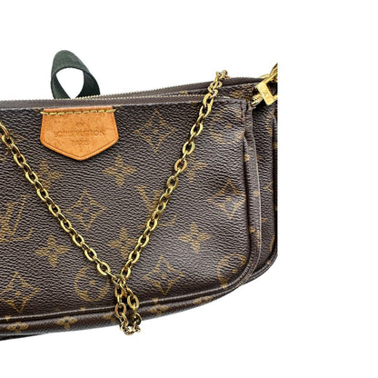 Front del'Iconica Multi Pochette Accessoires Louis Vuitton in canvas marrone monogram con dettagli in vacchetta naturale, manico in catena dorata e tracolla in tessuto Jacquard verde kaki. Dotata del classico mini portamonete rotondo, rimovibile. Originale, usata, di lusso, in ottime condizioni