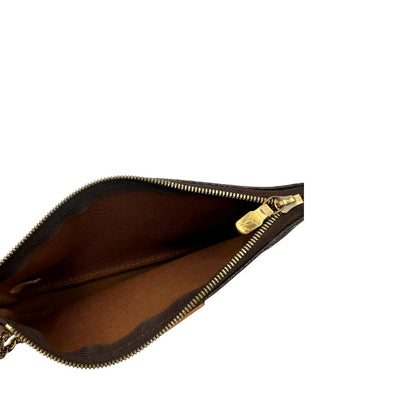 Interno del'Iconica Multi Pochette Accessoires Louis Vuitton in canvas marrone monogram con dettagli in vacchetta naturale, manico in catena dorata e tracolla in tessuto Jacquard verde kaki. Dotata del classico mini portamonete rotondo, rimovibile. Originale, usata, di lusso, in ottime condizioni