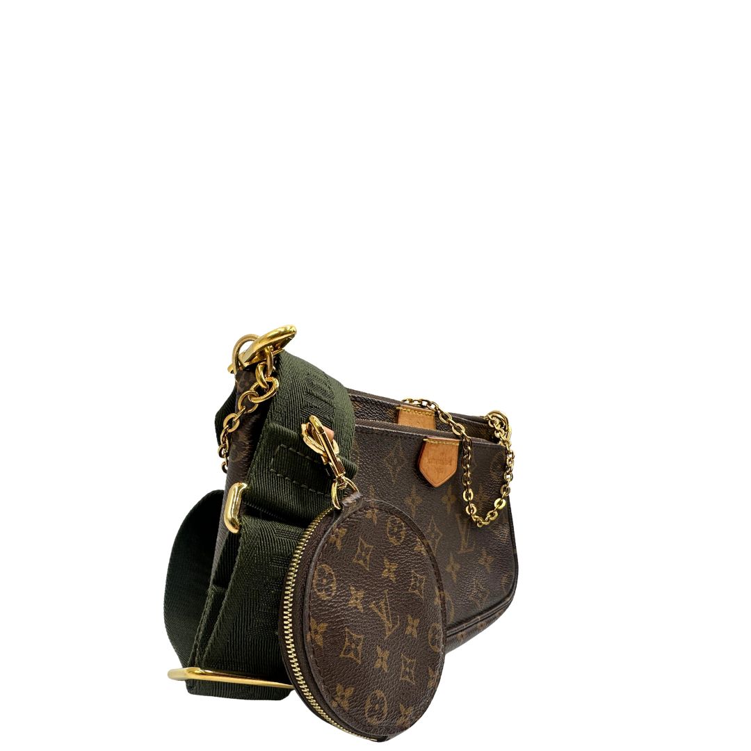 Lato destro del'Iconica Multi Pochette Accessoires Louis Vuitton in canvas marrone monogram con dettagli in vacchetta naturale, manico in catena dorata e tracolla in tessuto Jacquard verde kaki. Dotata del classico mini portamonete rotondo, rimovibile. Originale, usata, di lusso, in ottime condizioni