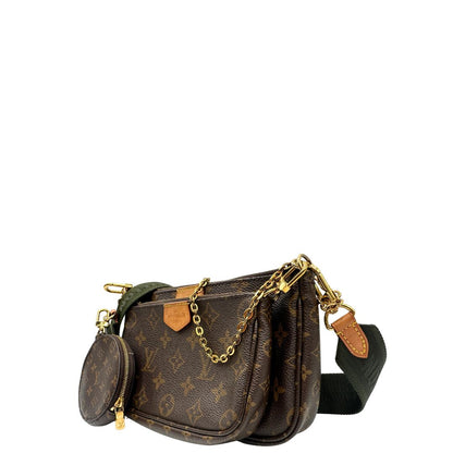 Lato sinistro del'Iconica Multi Pochette Accessoires Louis Vuitton in canvas marrone monogram con dettagli in vacchetta naturale, manico in catena dorata e tracolla in tessuto Jacquard verde kaki. Dotata del classico mini portamonete rotondo, rimovibile. Originale, usata, di lusso, in ottime condizioni