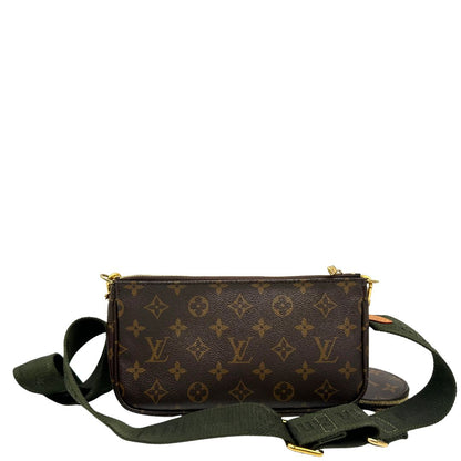 Retro del'Iconica Multi Pochette Accessoires Louis Vuitton in canvas marrone monogram con dettagli in vacchetta naturale, manico in catena dorata e tracolla in tessuto Jacquard verde kaki. Dotata del classico mini portamonete rotondo, rimovibile. Originale, usata, di lusso, in ottime condizioni