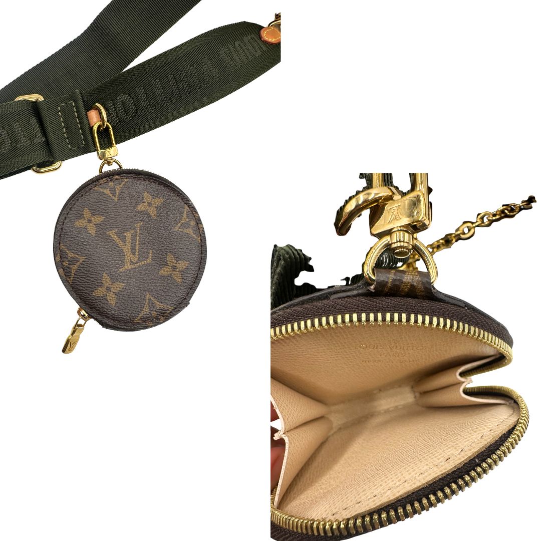 Iconica Multi Pochette Accessoires Louis Vuitton in canvas marrone monogram con dettagli in vacchetta naturale, manico in catena dorata e tracolla in tessuto Jacquard verde kaki. Dotata del classico mini portamonete rotondo, rimovibile. Originale, usata, di lusso, in ottime condizioni