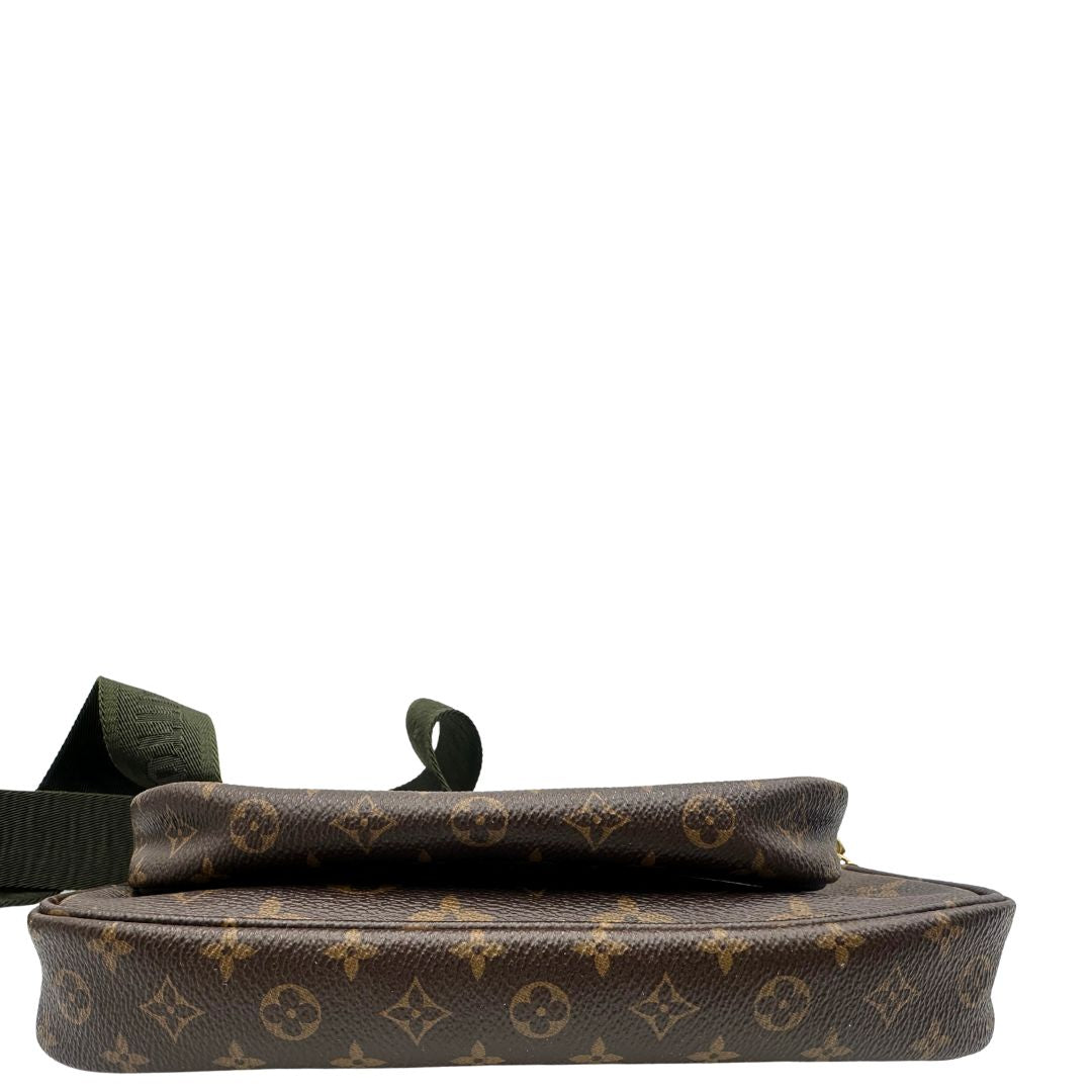 Base del'Iconica Multi Pochette Accessoires Louis Vuitton in canvas marrone monogram con dettagli in vacchetta naturale, manico in catena dorata e tracolla in tessuto Jacquard verde kaki. Dotata del classico mini portamonete rotondo, rimovibile. Originale, usata, di lusso, in ottime condizioni
