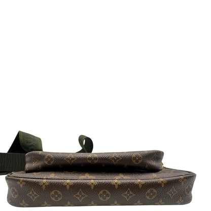 Base del'Iconica Multi Pochette Accessoires Louis Vuitton in canvas marrone monogram con dettagli in vacchetta naturale, manico in catena dorata e tracolla in tessuto Jacquard verde kaki. Dotata del classico mini portamonete rotondo, rimovibile. Originale, usata, di lusso, in ottime condizioni