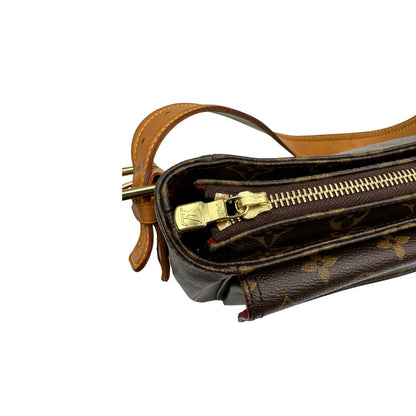 Cerniera di una Borsa LV Viva Cité in canvas monogram con finiture in vacchetta naturale e parti metalliche dorate; indossabile a spalla. Completa di dustbag. Originale, usata, di lusso, in ottime condizioni.