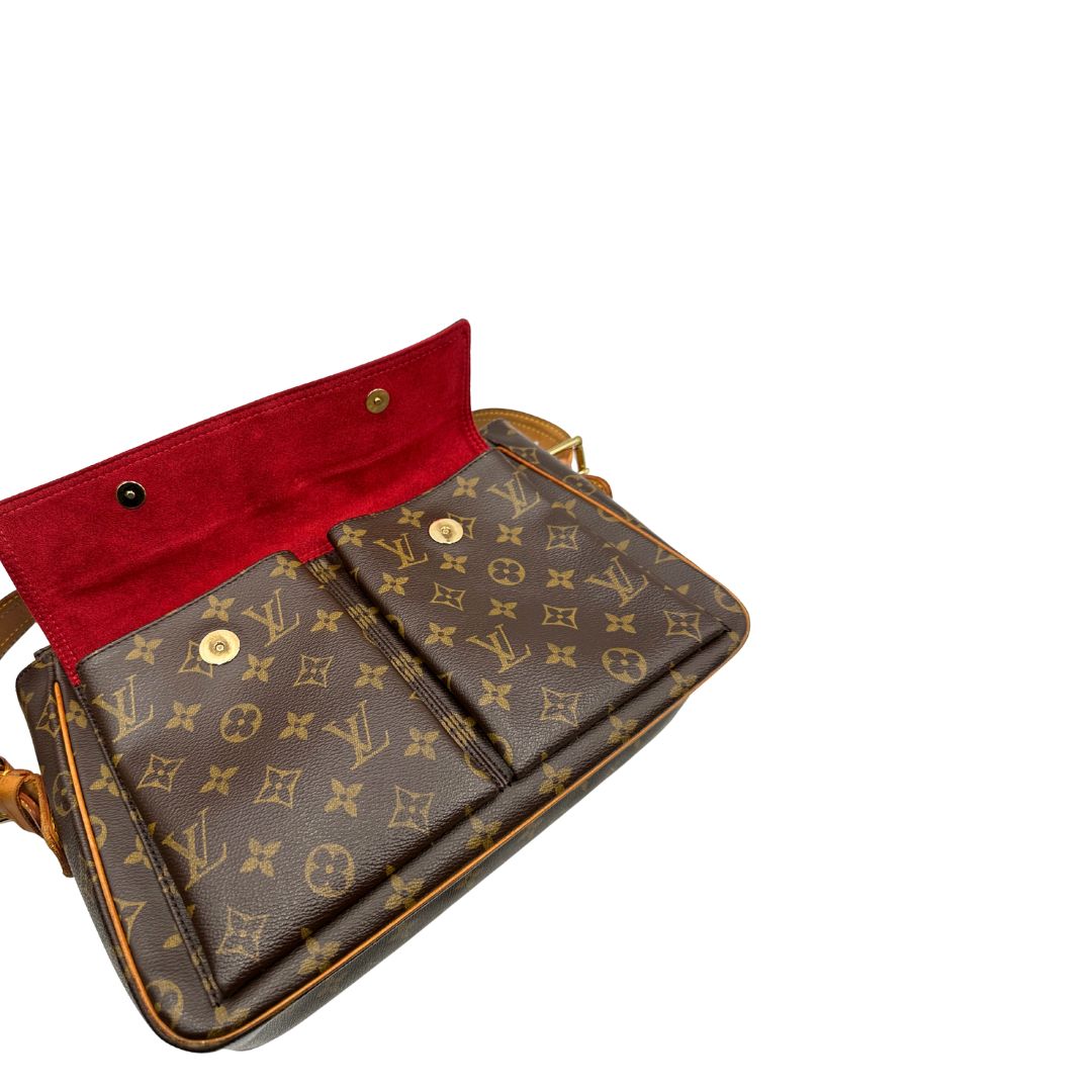Borsa LV Viva Cité in canvas monogram con finiture in vacchetta naturale e parti metalliche dorate; indossabile a spalla. Completa di dustbag. Originale, usata, di lusso, in ottime condizioni.