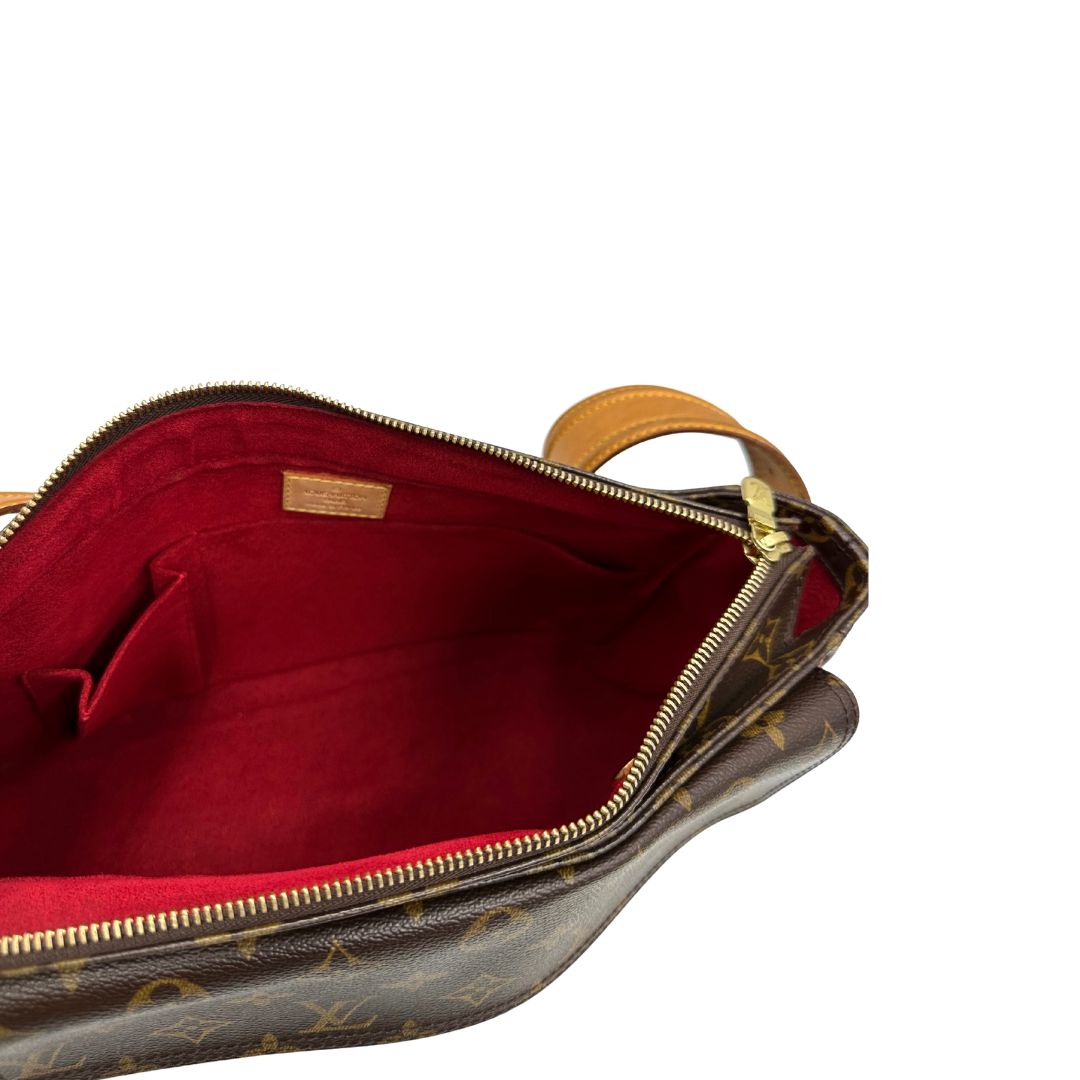 Interno di una Borsa LV Viva Cité in canvas monogram con finiture in vacchetta naturale e parti metalliche dorate; indossabile a spalla. Completa di dustbag. Originale, usata, di lusso, in ottime condizioni.