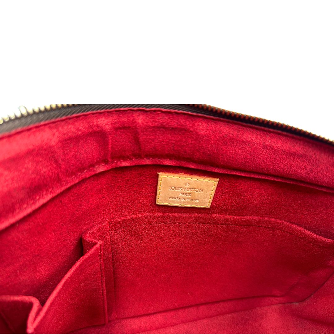 Interno di una Borsa LV Viva Cité in canvas monogram con finiture in vacchetta naturale e parti metalliche dorate; indossabile a spalla. Completa di dustbag. Originale, usata, di lusso, in ottime condizioni.