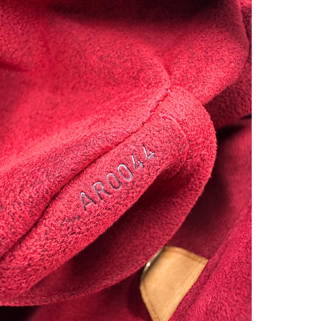 Codice di una Borsa LV Viva Cité in canvas monogram con finiture in vacchetta naturale e parti metalliche dorate; indossabile a spalla. Completa di dustbag. Originale, usata, di lusso, in ottime condizioni.