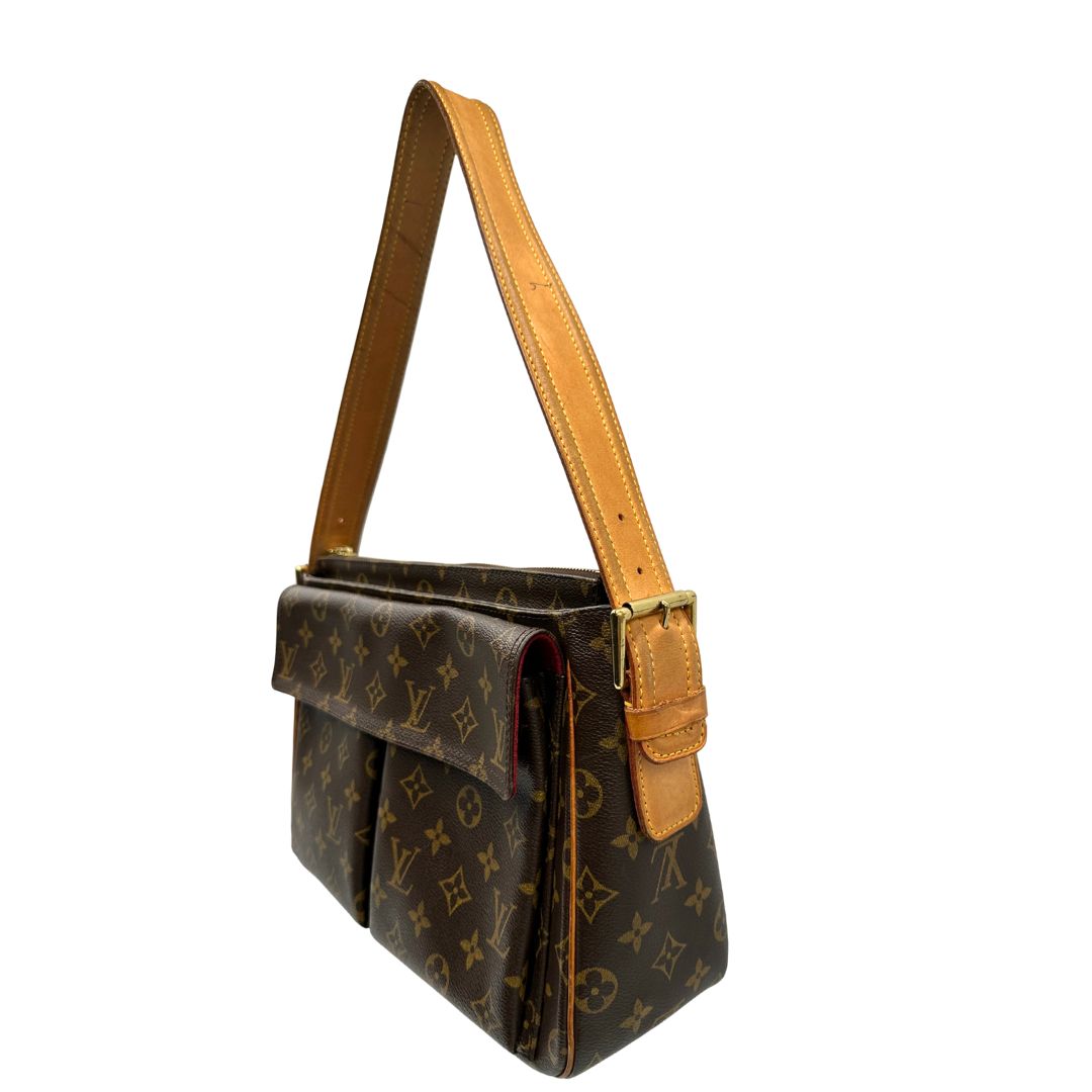 Lato destro di una Borsa LV Viva Cité in canvas monogram con finiture in vacchetta naturale e parti metalliche dorate; indossabile a spalla. Completa di dustbag. Originale, usata, di lusso, in ottime condizioni.