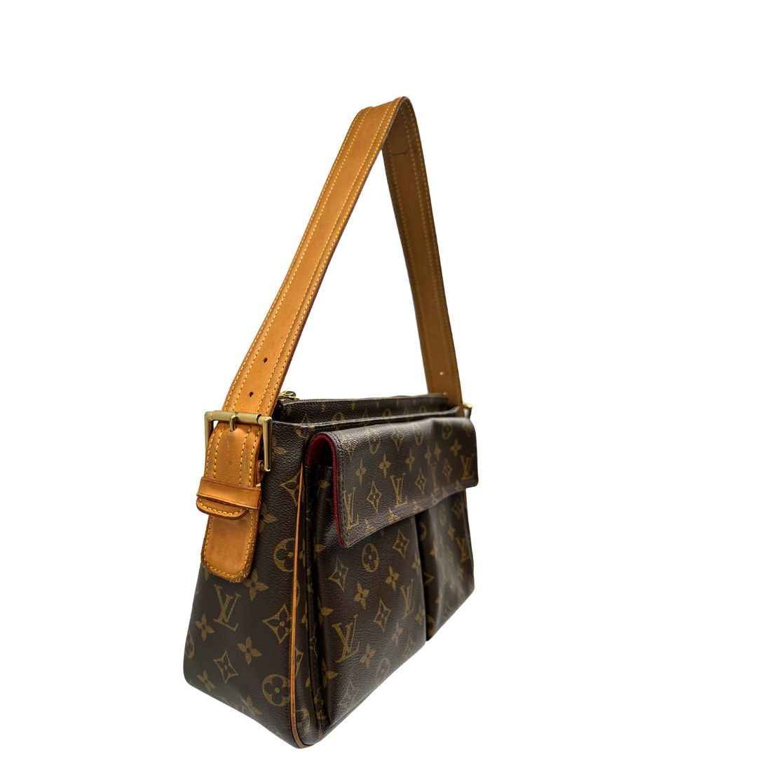 Lato sinistro di una Borsa LV Viva Cité in canvas monogram con finiture in vacchetta naturale e parti metalliche dorate; indossabile a spalla. Completa di dustbag. Originale, usata, di lusso, in ottime condizioni.