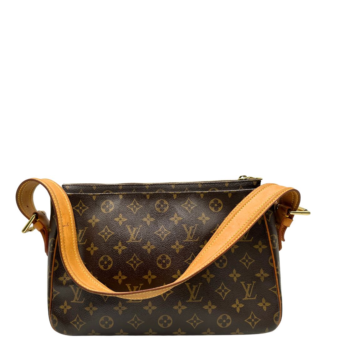 Retro di una Borsa LV Viva Cité in canvas monogram con finiture in vacchetta naturale e parti metalliche dorate; indossabile a spalla. Completa di dustbag. Originale, usata, di lusso, in ottime condizioni.