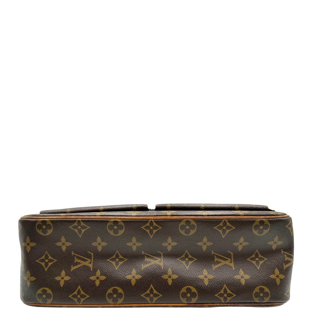 Base di una Borsa LV Viva Cité in canvas monogram con finiture in vacchetta naturale e parti metalliche dorate; indossabile a spalla. Completa di dustbag. Originale, usata, di lusso, in ottime condizioni.