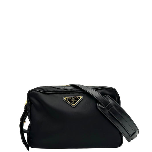Front di una Borsa Prada in nylon nero con dettagli metallici dorati. Munita di una tracolla amovibile, e regolabile con spallaccio. Originale, usata, di lusso, in ottime condizioni