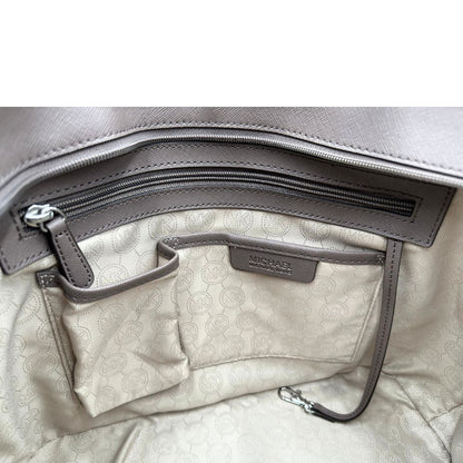 Interno di una Borsa Michael Kors in pelle saffiano tortora rifinita con parti metalliche argentate, munita di doppi manici, da portare a spalla. Originale, usata, di lusso, in ottime condizioni