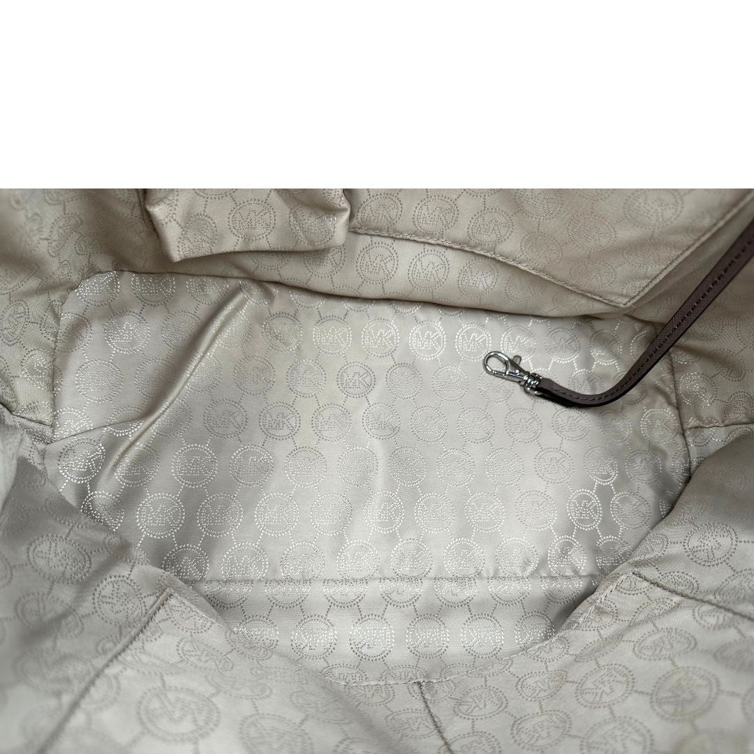 Interno di una Borsa Michael Kors in pelle saffiano tortora rifinita con parti metalliche argentate, munita di doppi manici, da portare a spalla. Originale, usata, di lusso, in ottime condizioni