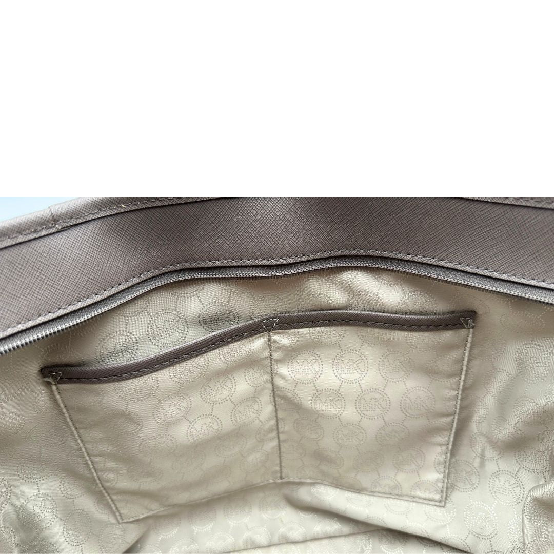 Interno di una Borsa Michael Kors in pelle saffiano tortora rifinita con parti metalliche argentate, munita di doppi manici, da portare a spalla. Originale, usata, di lusso, in ottime condizioni