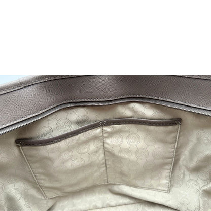 Interno di una Borsa Michael Kors in pelle saffiano tortora rifinita con parti metalliche argentate, munita di doppi manici, da portare a spalla. Originale, usata, di lusso, in ottime condizioni