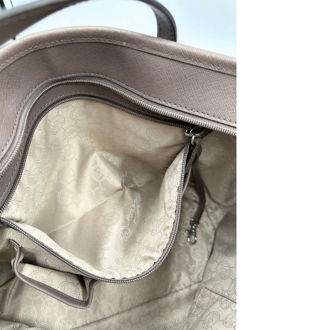 Tasca interna di una Borsa Michael Kors in pelle saffiano tortora rifinita con parti metalliche argentate, munita di doppi manici, da portare a spalla. Originale, usata, di lusso, in ottime condizioni
