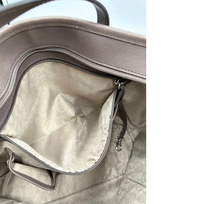 Tasca interna di una Borsa Michael Kors in pelle saffiano tortora rifinita con parti metalliche argentate, munita di doppi manici, da portare a spalla. Originale, usata, di lusso, in ottime condizioni