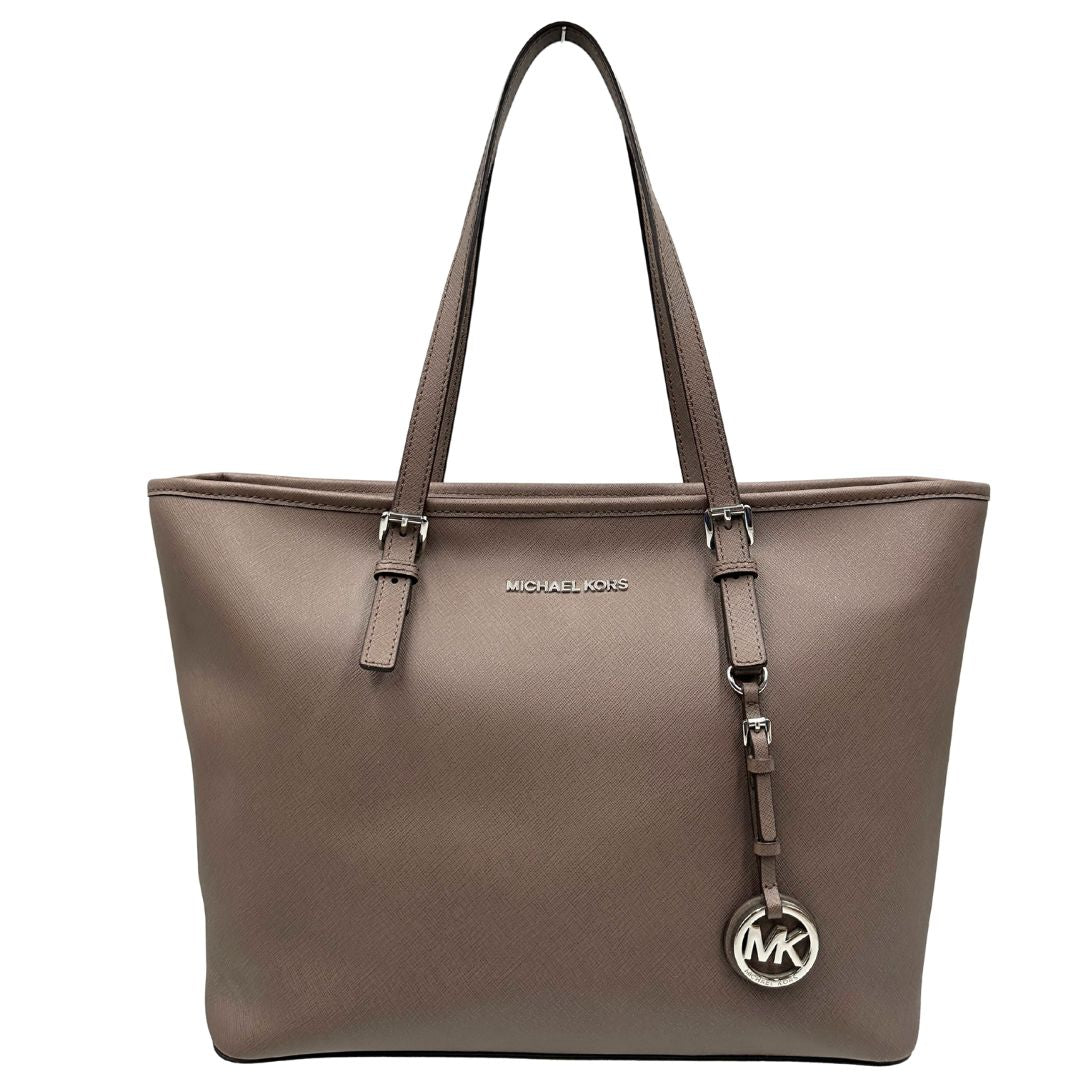 Front di una Borsa Michael Kors in pelle saffiano tortora rifinita con parti metalliche argentate, munita di doppi manici, da portare a spalla. Originale, usata, di lusso, in ottime condizioni