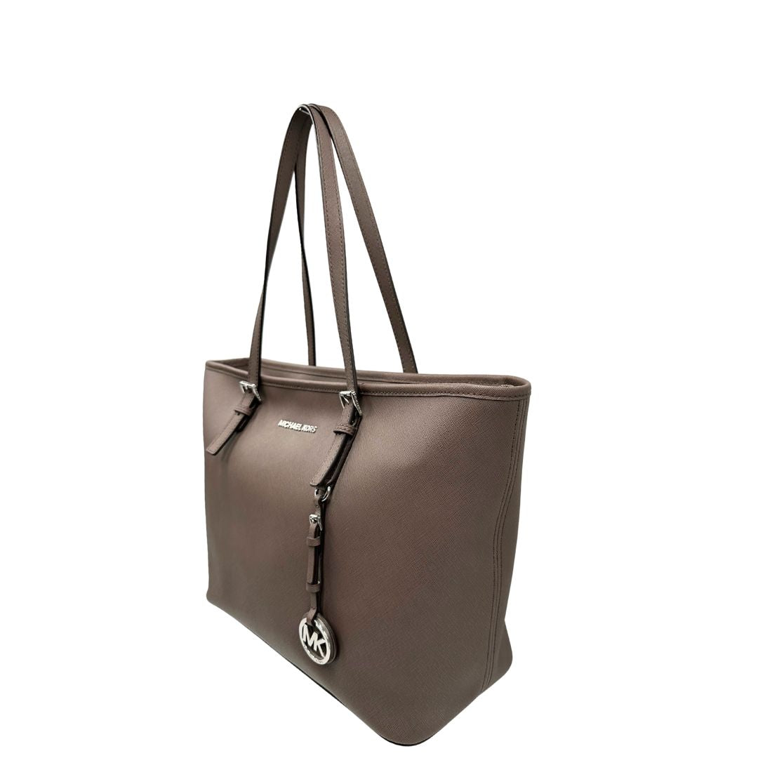 Lato sinistro di una Borsa Michael Kors in pelle saffiano tortora rifinita con parti metalliche argentate, munita di doppi manici, da portare a spalla. Originale, usata, di lusso, in ottime condizioni