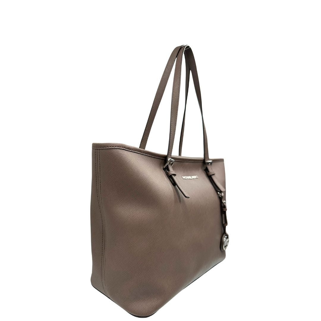 Lato destro di una Borsa Michael Kors in pelle saffiano tortora rifinita con parti metalliche argentate, munita di doppi manici, da portare a spalla. Originale, usata, di lusso, in ottime condizioni