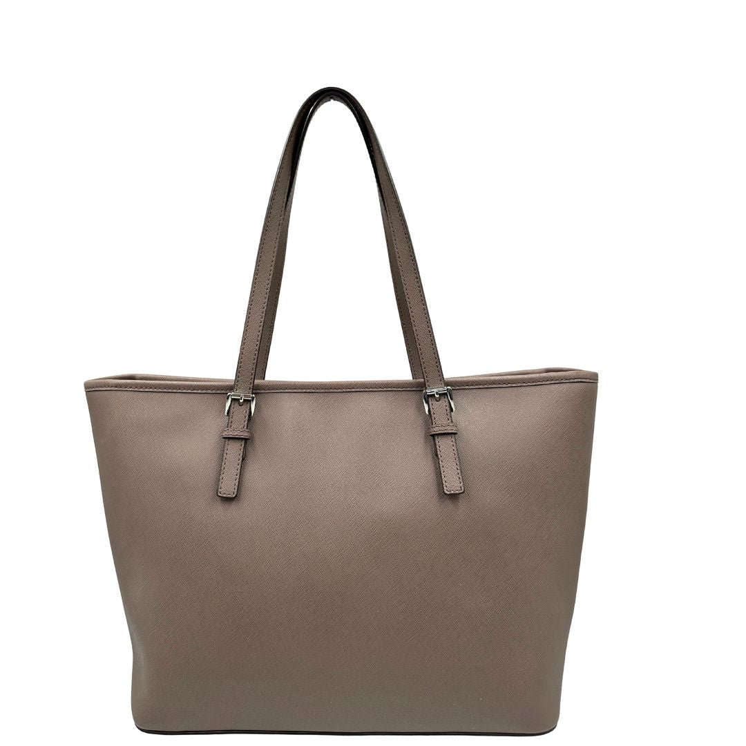 Retro di una Borsa Michael Kors in pelle saffiano tortora rifinita con parti metalliche argentate, munita di doppi manici, da portare a spalla. Originale, usata, di lusso, in ottime condizioni