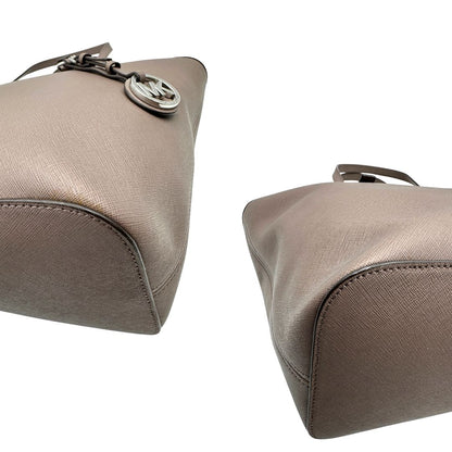 Angoli di una Borsa Michael Kors in pelle saffiano tortora rifinita con parti metalliche argentate, munita di doppi manici, da portare a spalla. Originale, usata, di lusso, in ottime condizioni