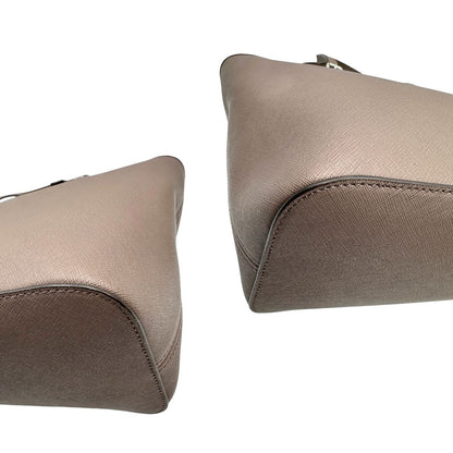 Angoli di una Borsa Michael Kors in pelle saffiano tortora rifinita con parti metalliche argentate, munita di doppi manici, da portare a spalla. Originale, usata, di lusso, in ottime condizioni